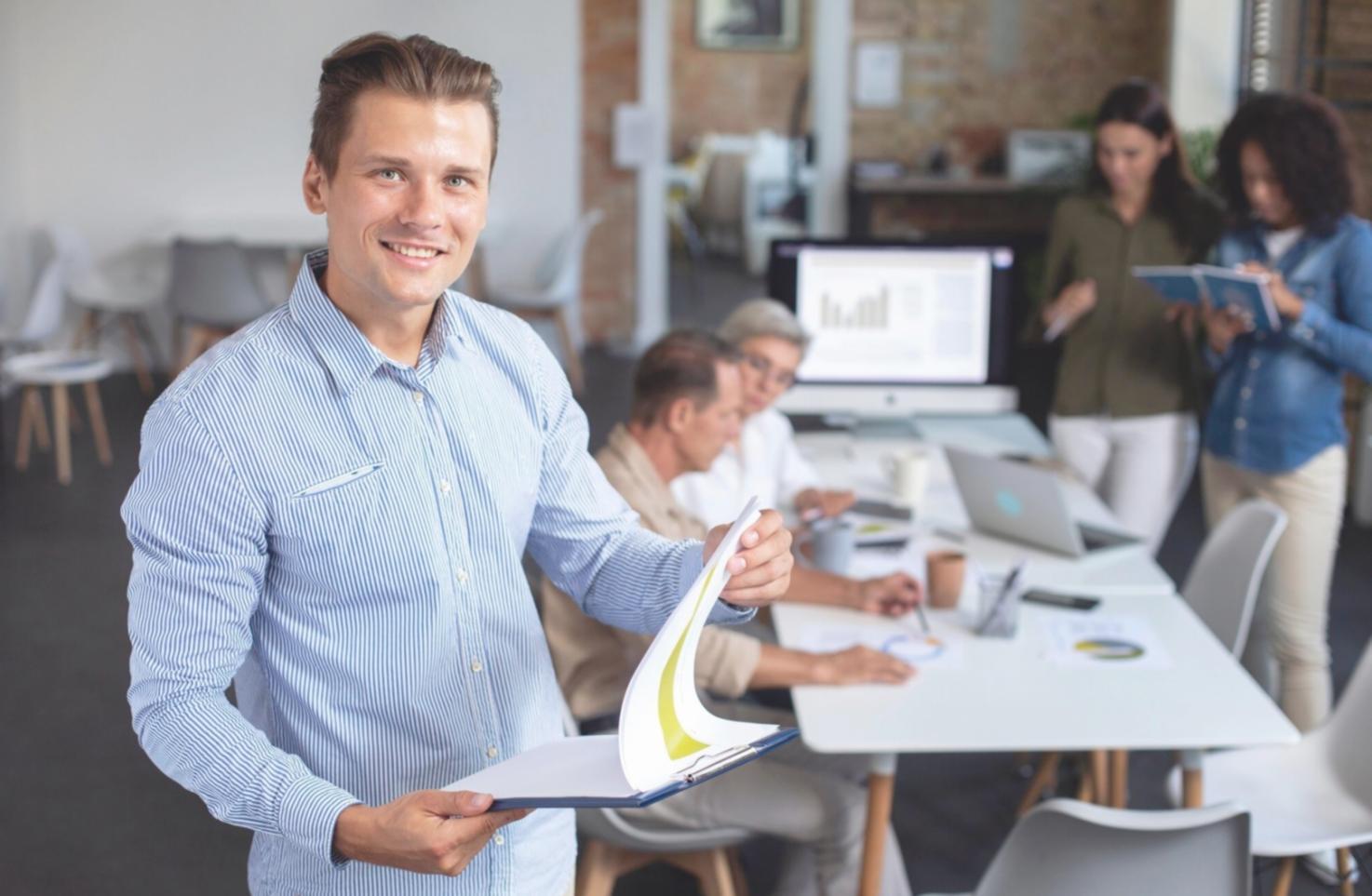 Equipo trabajando colaborativamente en análisis financiero