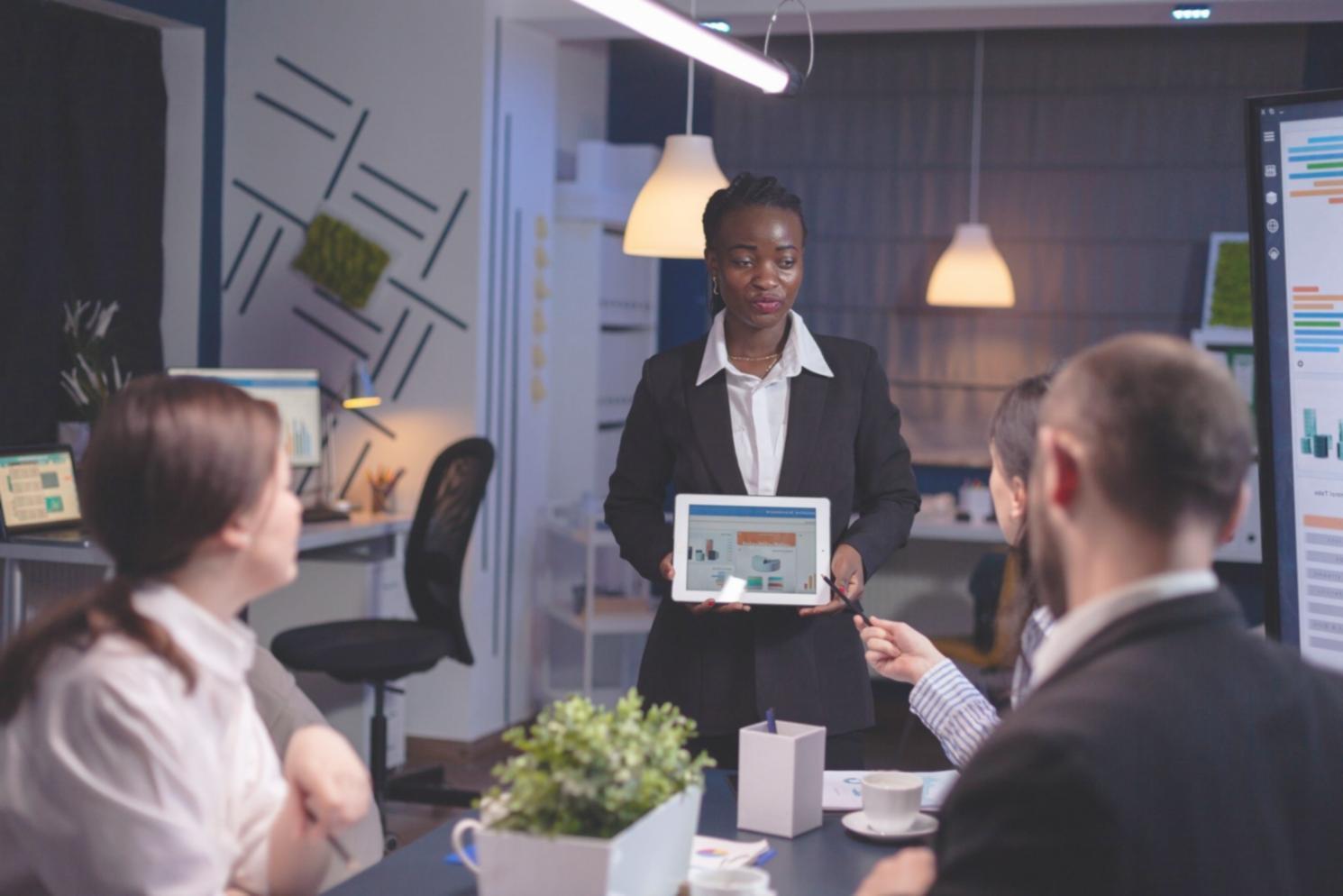 Simulacro de negociación empresarial con roles de CFO y proveedor estratégico
